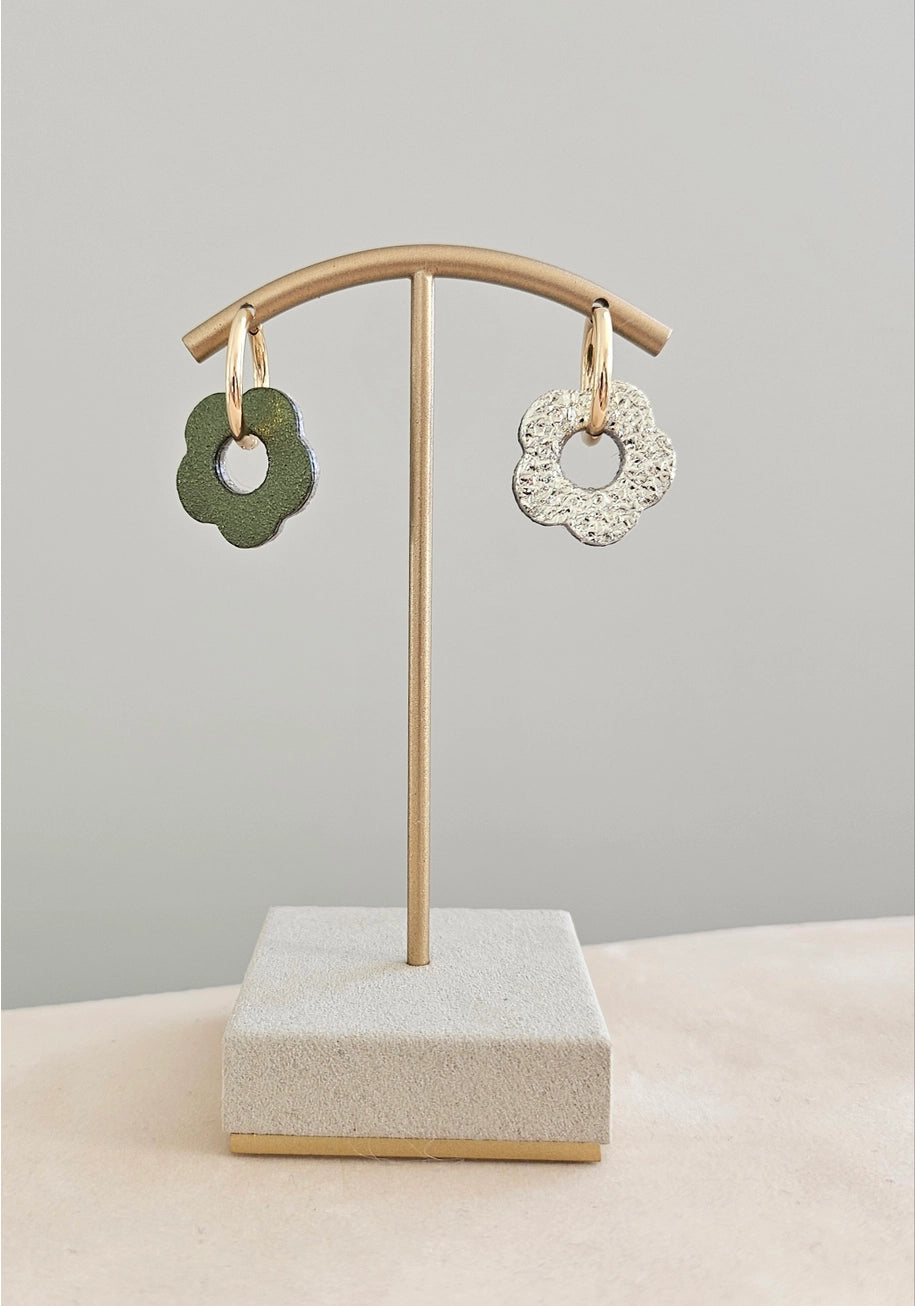 Royal Marais Oorbellen met creolen en bloemen van gerecycled leer