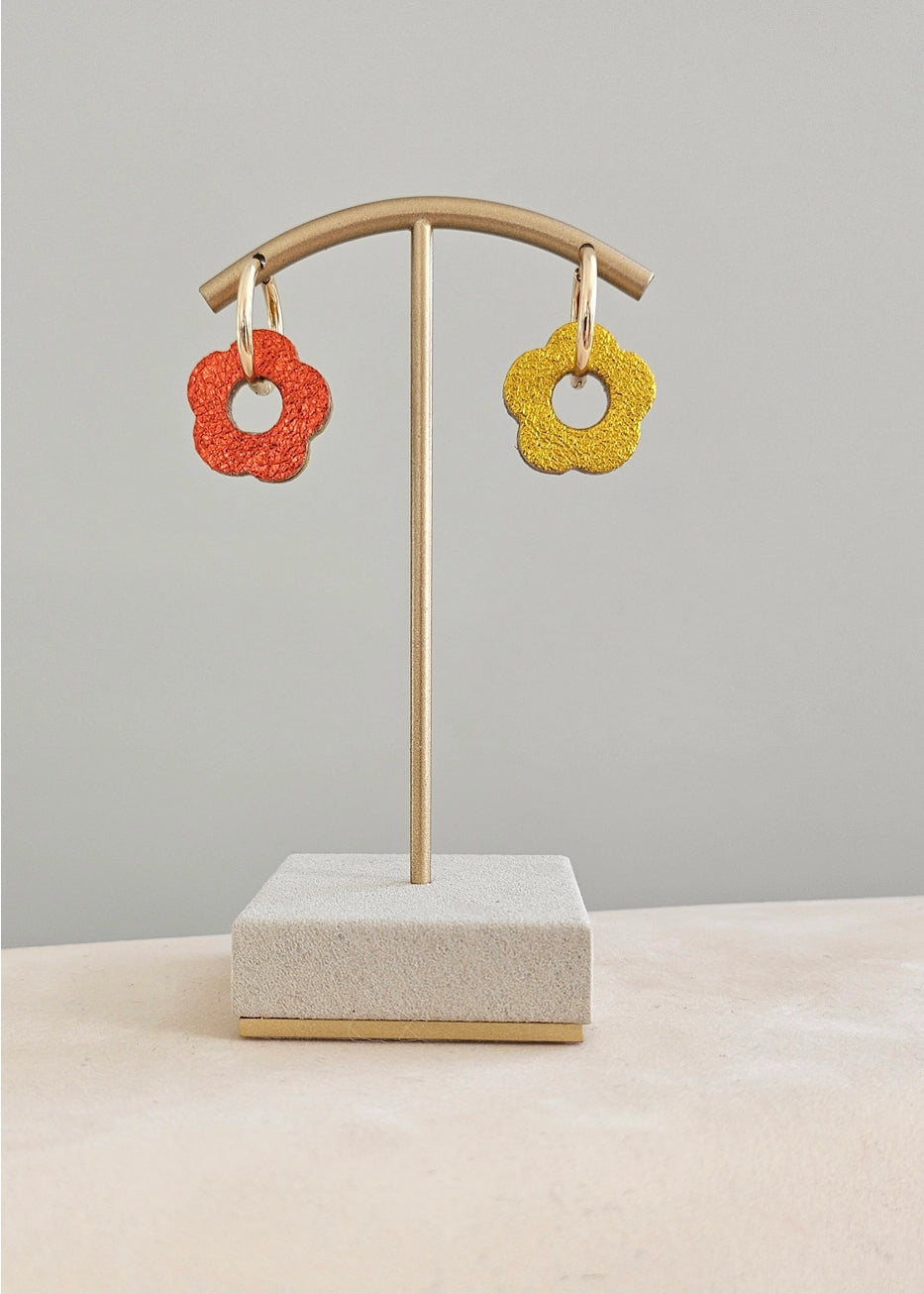 Royal Marais Oorbellen met creolen en bloemen van gerecycled leer Oranje