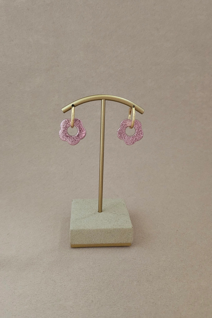 Royal Marais Oorbellen met creolen en bloemen van gerecycled leer Roze